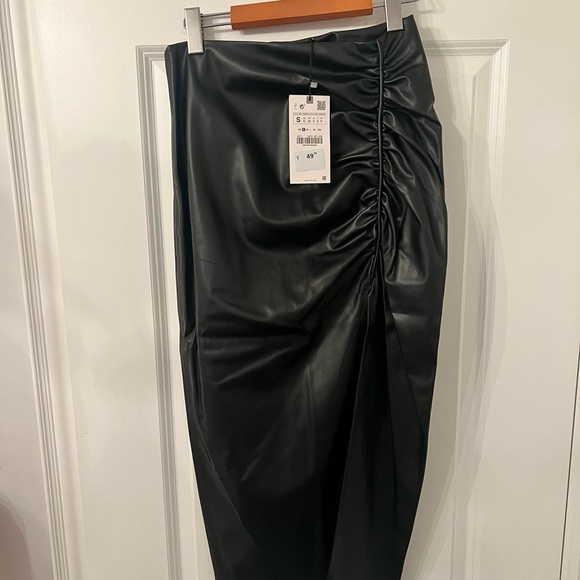 Zara Dresses & Skirts - Zara Black Ruched Pencil Skirt